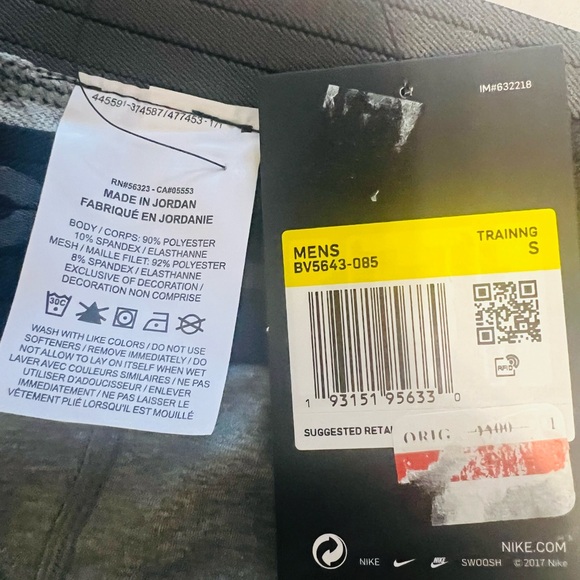 Tight fit for a body-hugging feel - Picture 3 of 3